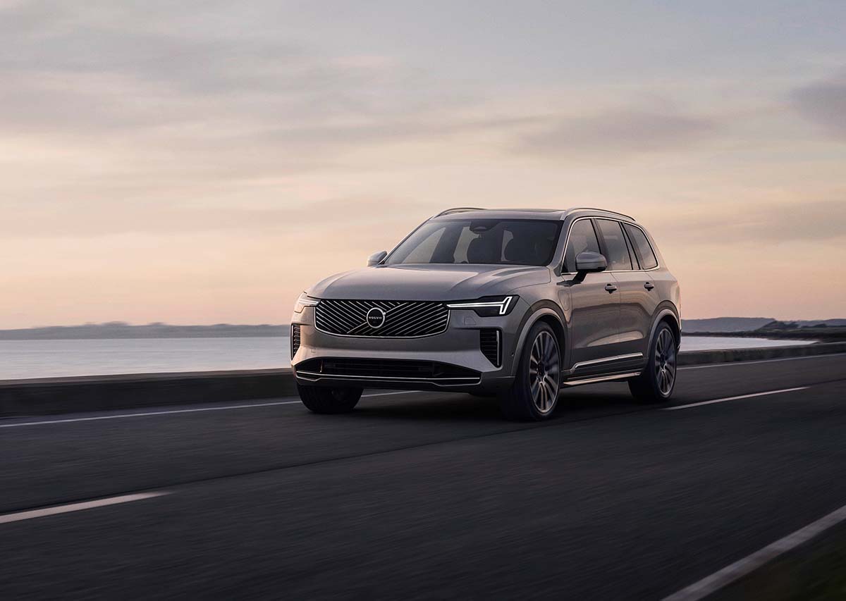 Volvo_XC90_MY25_vei_4x3